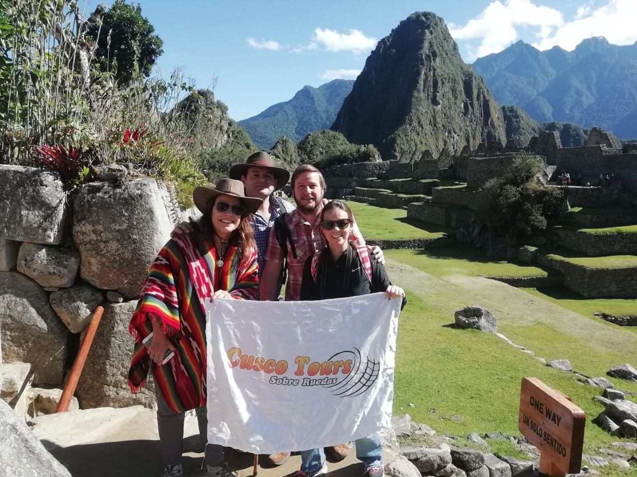 Viajeros recorriendo Machu Picchu con Cusco Tours