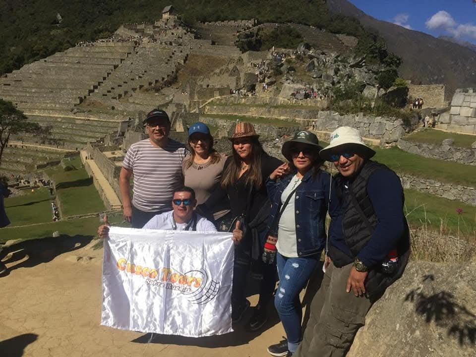 Viajeros de Cusco Tours celebrando en Machu Picchu